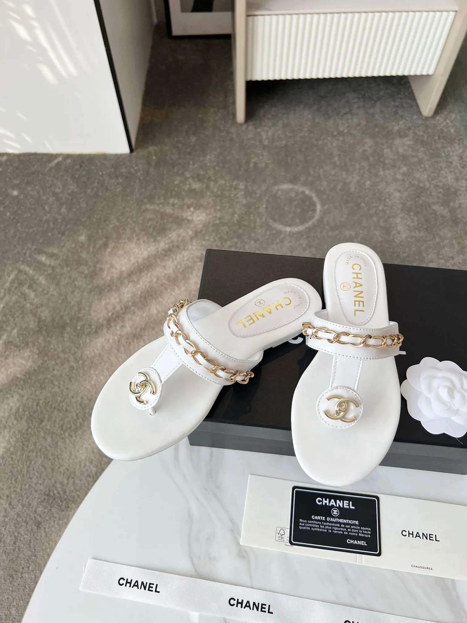 👟👟Ex-factory price 440👟👟 CHANEL｜Xiaoxiang 25 spring and summer new product Double C chain series flip-flops and sandals. Chain sandals are this year's big hit. I have been impressed by their beauty, casual and natural, and have the classic dominance of Xiangjia. From leather to hardware, the upper foot is comfortable and stylish. The fabric is made of imported lambskin, the lining is silk sheepskin, and the Italian genuine leather outsole Code number: 35-39 (40/41 customized)